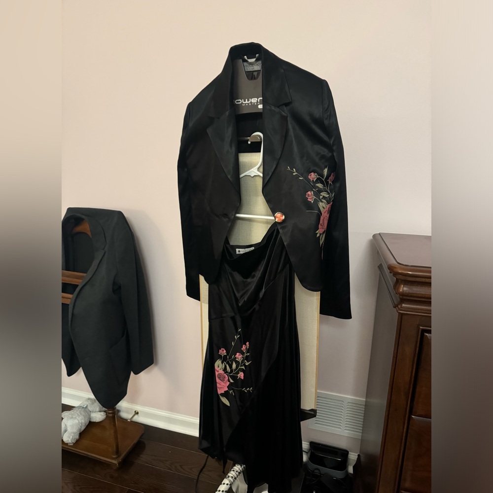 Polen Poe Black Silk Suit